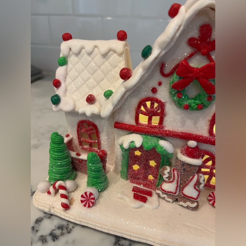 Valerie Parr Hill White Gingerbread House Illuminated Classic Retired - Picture 8 of 11